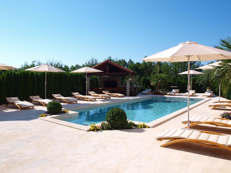 Elegantní bazén s lehátky v chorvatském majetku