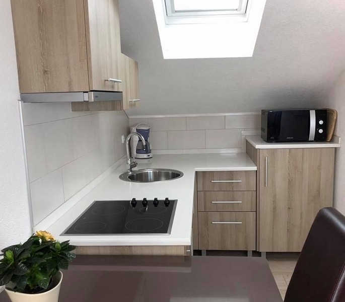 Kompaktní a stylový kuchyňský kout v chorvatském majetku