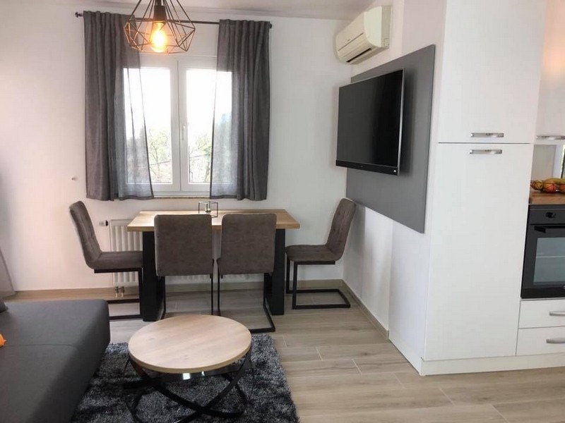 Moderní jídelní kout v chorvatské nemovitosti