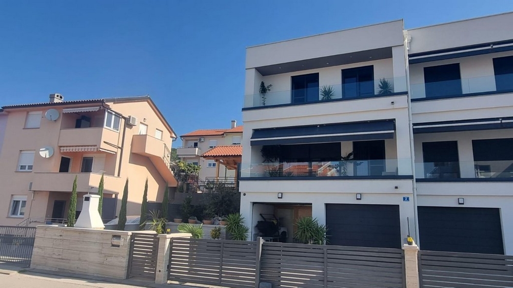 Moderní nemovitost s balkony v Chorvatsku u moře