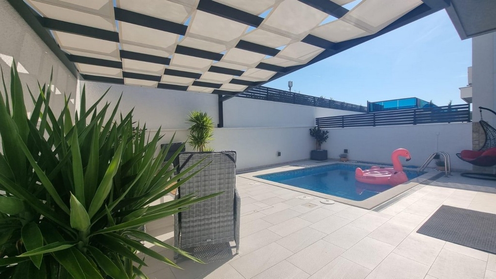 Krytá terasa s bazénem v objektu v Chorvatsku