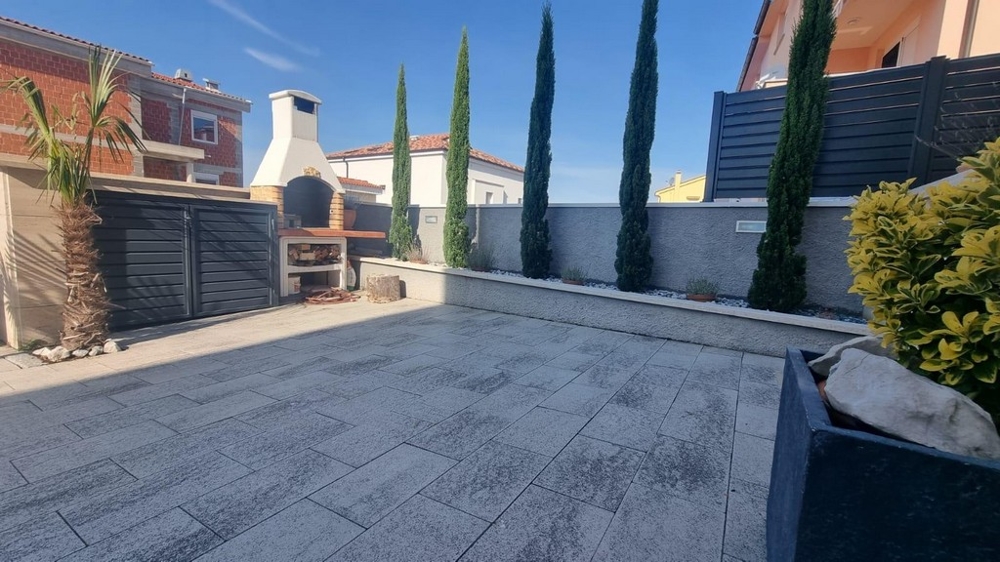 Venkovní gril na pozemku v Chorvatsku s dlážděným dvorem