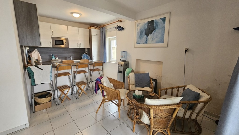 Obytný prostor s posezením a otevřenou kuchyní v domě na prodej v Karlobagu