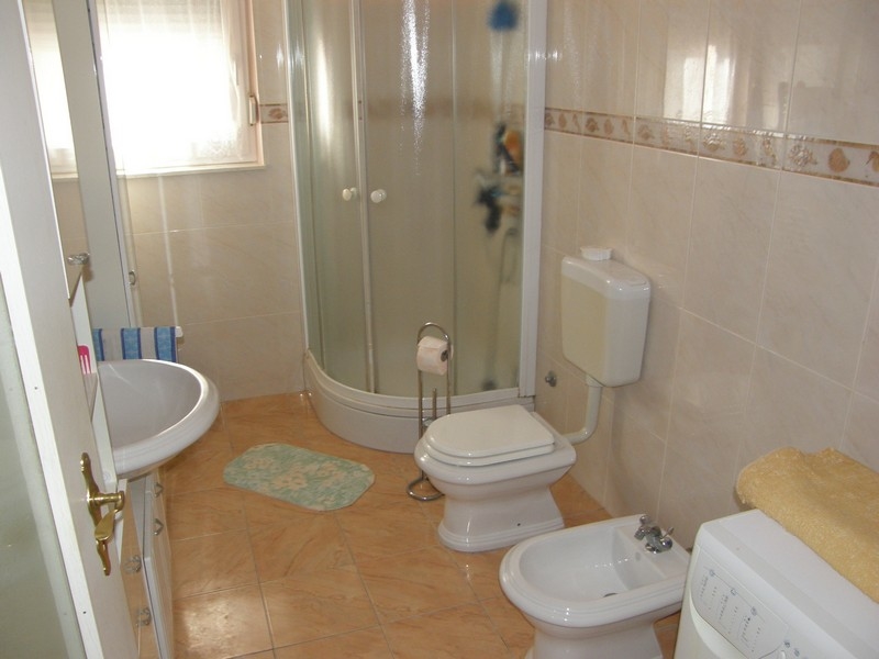 Koupelna vily v Chorvatsku se sprchovým koutem a tradičním vybavením