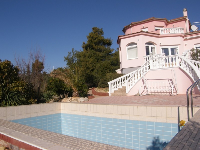 Růžová vila v Chorvatsku s bazénem a výhledem na okolní přírodu