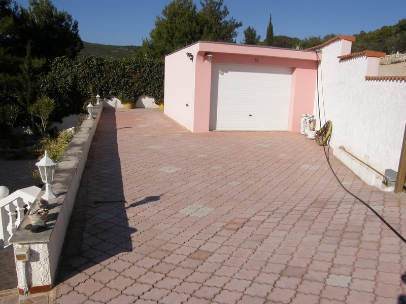 Garáž růžově natřeného pozemku H2901, nabízeného k prodeji společností Panorama Scouting v Chorvatsku.