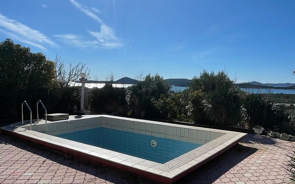 Bazén vily v Chorvatsku s výhledem na okolní krajinu