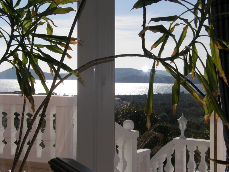 Výhled na moře přes otevřená francouzská okna apartmánu v chorvatské vile