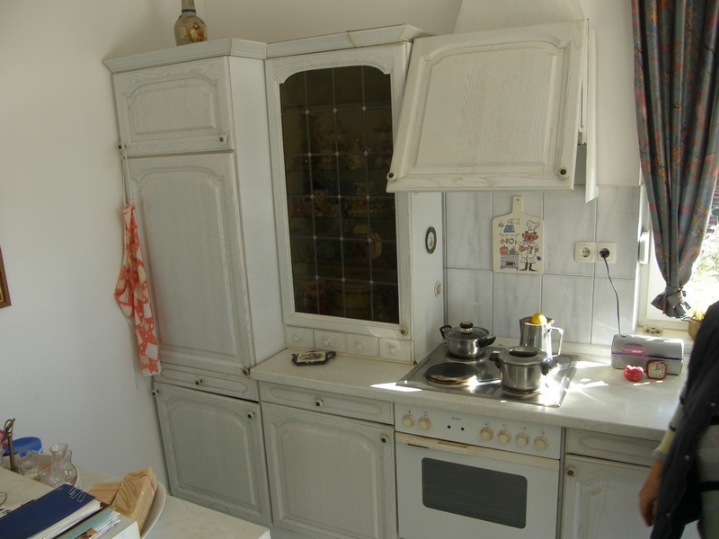 Tradiční bílá kuchyně s dřevěnými akcenty ve vile v Chorvatsku