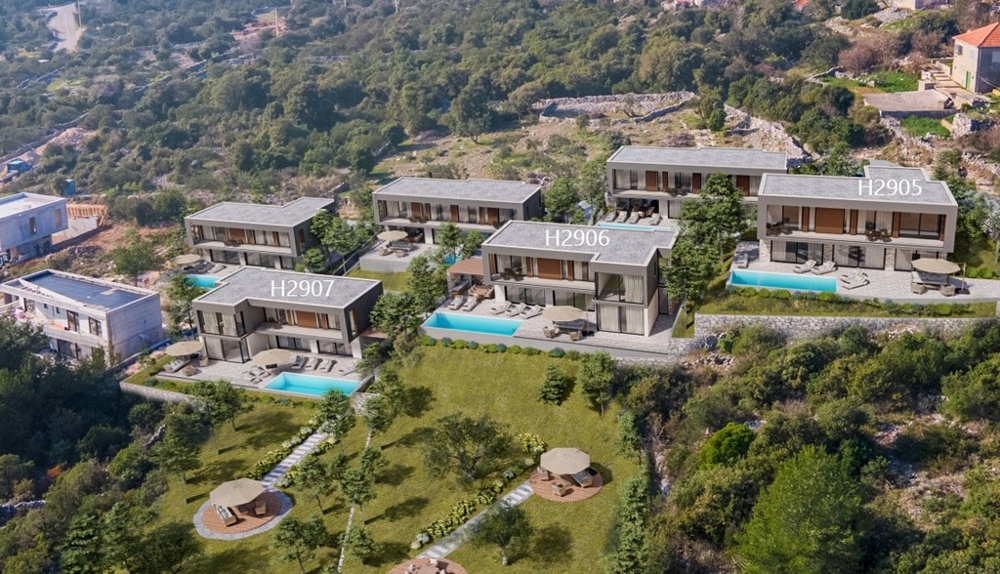 Letecký pohled na několik moderních vil s bazény na prodej v Chorvatsku.