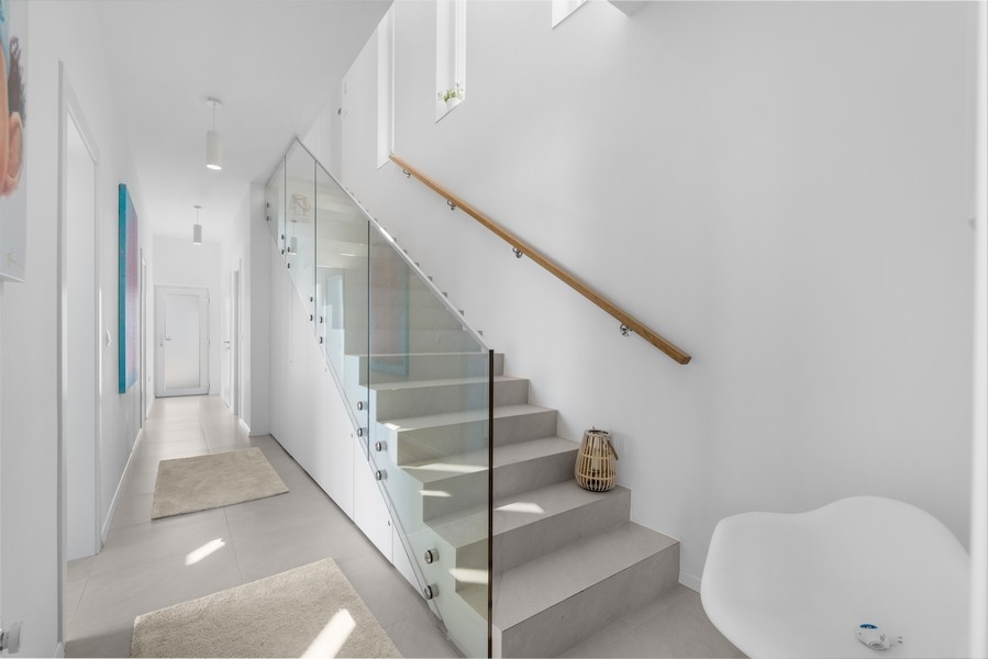 Moderně navržené schodiště se skleněným zábradlím ve vile na Istrii, kterou prodává Panorama Scouting