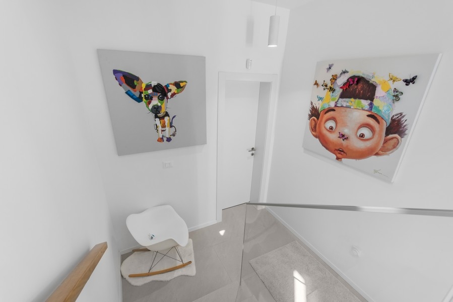 Chodba v moderní vile s uměleckými díly na stěně na Istrii, na prodej od Panorama Scouting