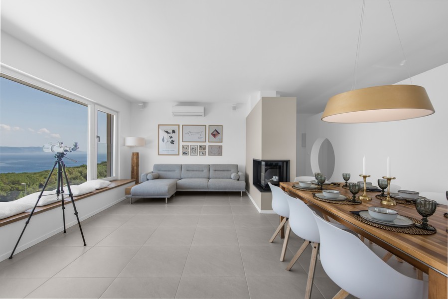 Interiér vily s obývacím pokojem a jídelnou s výhledem na moře na Istrii, kterou nabízí Panorama Scouting