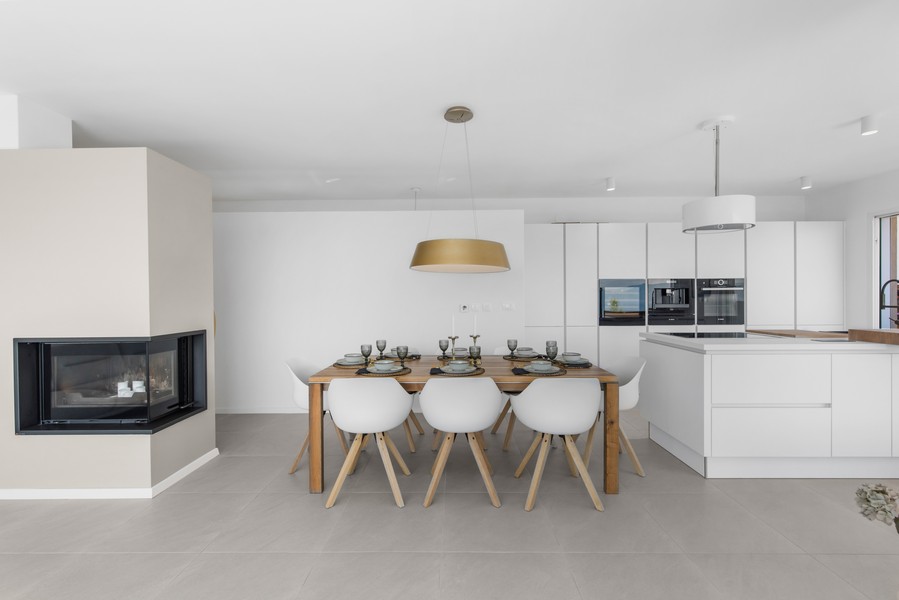 Otevřená kuchyně a jídelna v moderní vile na Istrii, na prodej od Panorama Scouting