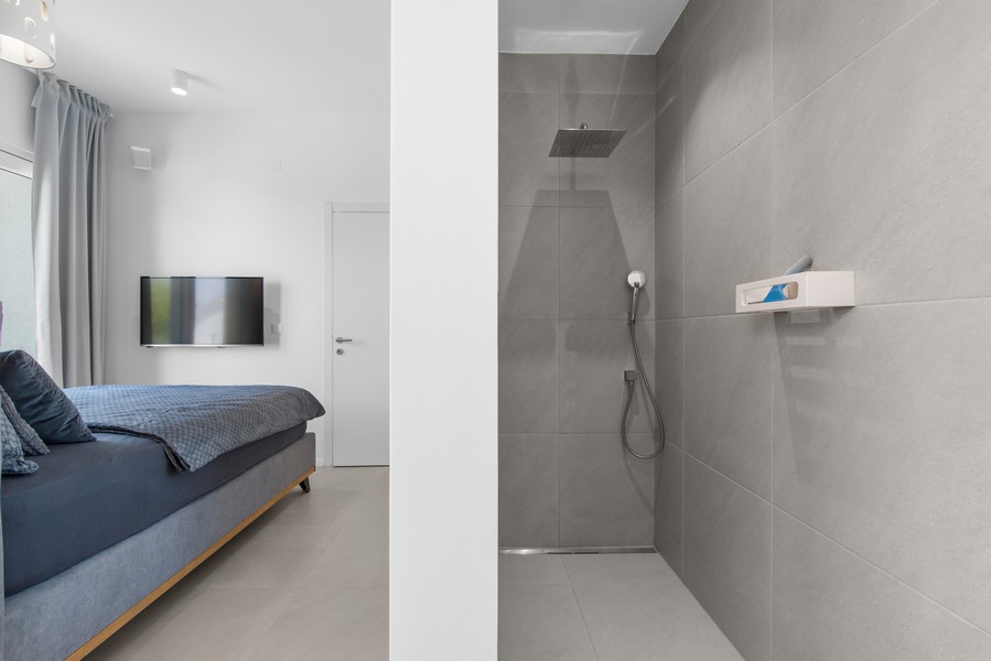 Moderní koupelna se sprchovým koutem ve vile na prodej na Istrii v podání Panorama Scouting