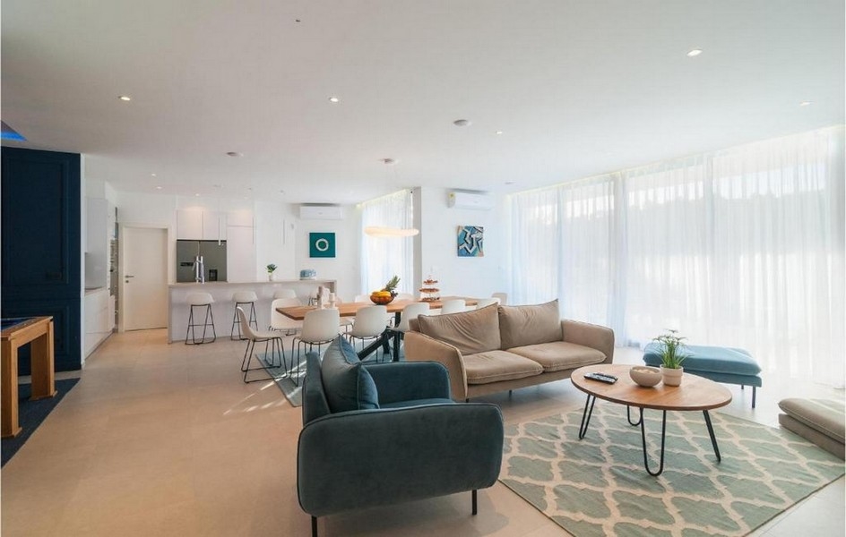 Otevřený obývací prostor s kuchyní v moderní luxusní vile na ostrově Brač, Chorvatsko