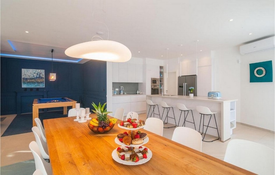 Kuchyň a jídelna s moderním interiérem v luxusní vile na ostrově Brač, Chorvatsko.