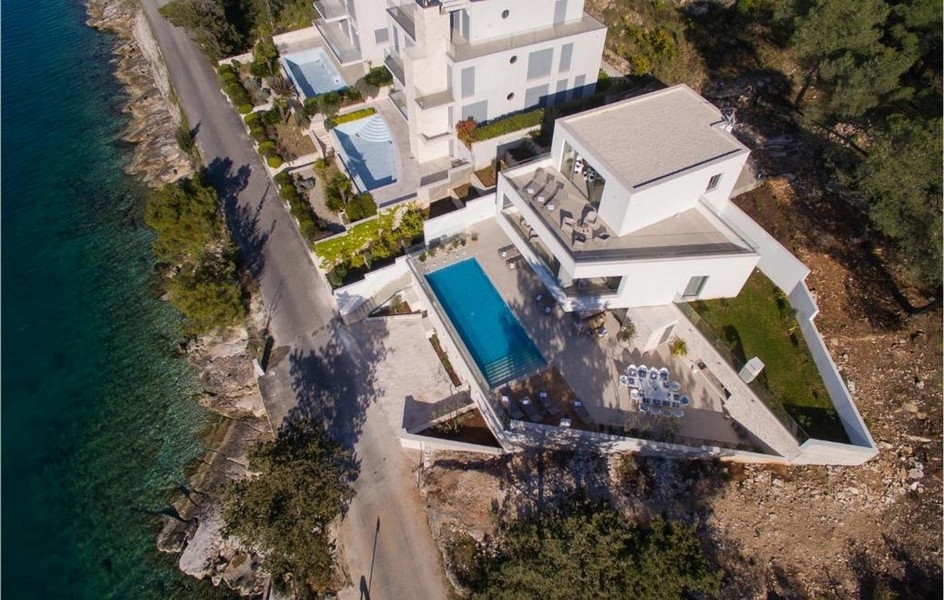 Letecký pohled na luxusní vilu s bazénem u moře na ostrově Brač, Chorvatsko