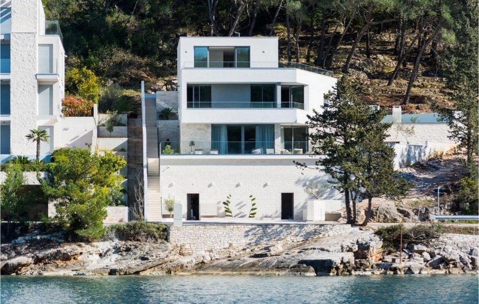 Boční pohled na moře bílé luxusní vily na ostrově Brač, Chorvatsko