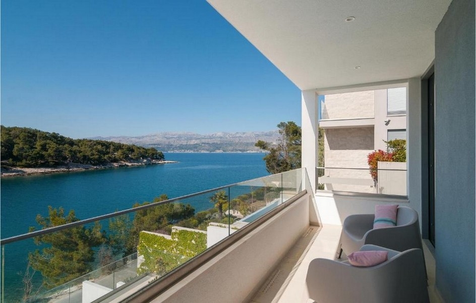 Balkon s výhledem na moře na luxusní vile na ostrově Brač, Chorvatsko
