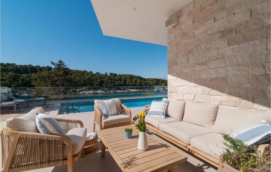 Útulné venkovní posezení v luxusní vile s výhledem na moře na ostrově Brač, Chorvatsko