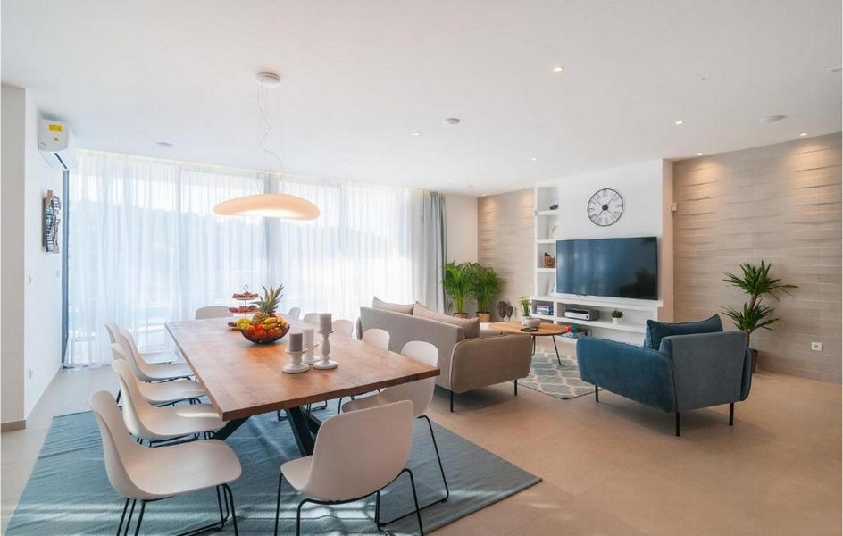 Interiér luxusní vily s jídelnou a obývací částí na ostrově Brač, Chorvatsko