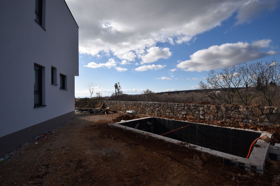 Zahájení výstavby bazénu u vily na prodej na ostrově Krk v Chorvatsku s výhledem do krajiny.