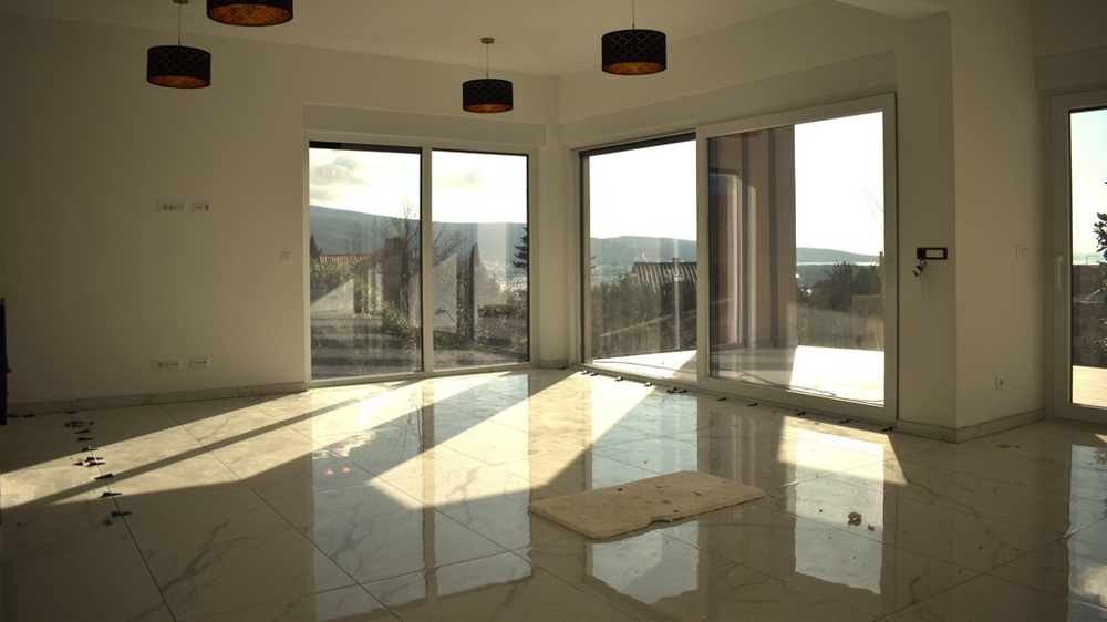 Světlý interiér s výhledem z oken na ostrov Krk v nově postavené vile.