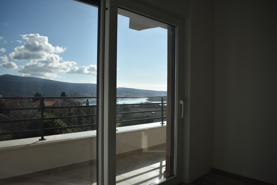 Otevřené dveře na balkon s výhledem na moře v nově postavené vile na ostrově Krk.