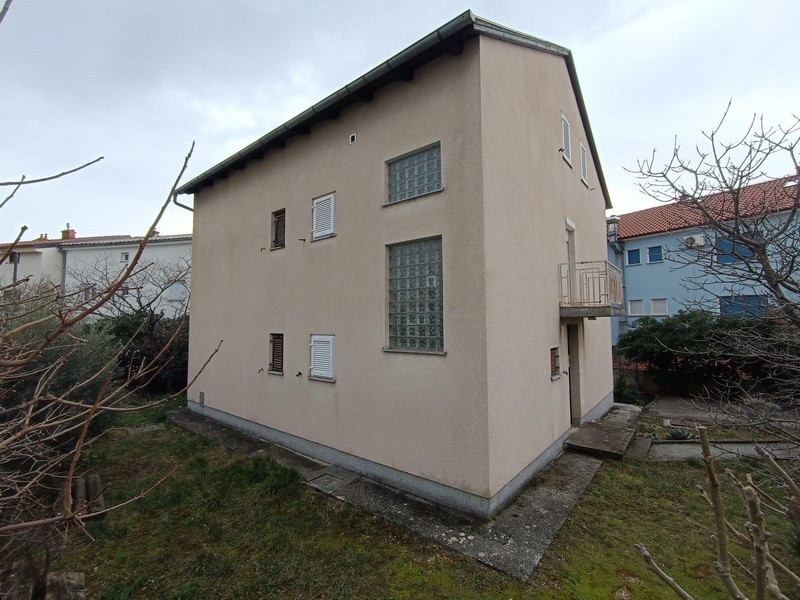 Boční pohled na bytový dům na prodej v Crikvenici, Chorvatsko, s viditelnou zahradou