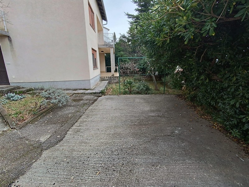 Vchod a zadní část bytového domu na prodej v Crikvenici, Chorvatsko, se zahradou