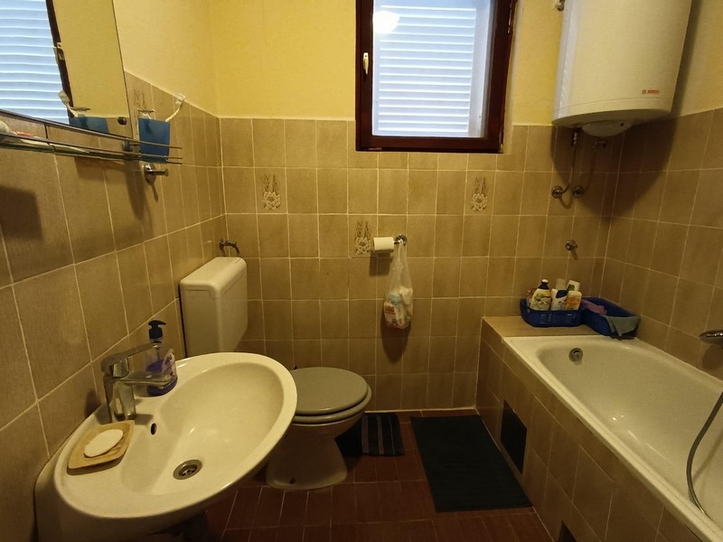 Koupelna s vanou a WC v apartmánovém domě na prodej v Crikvenici, Chorvatsko