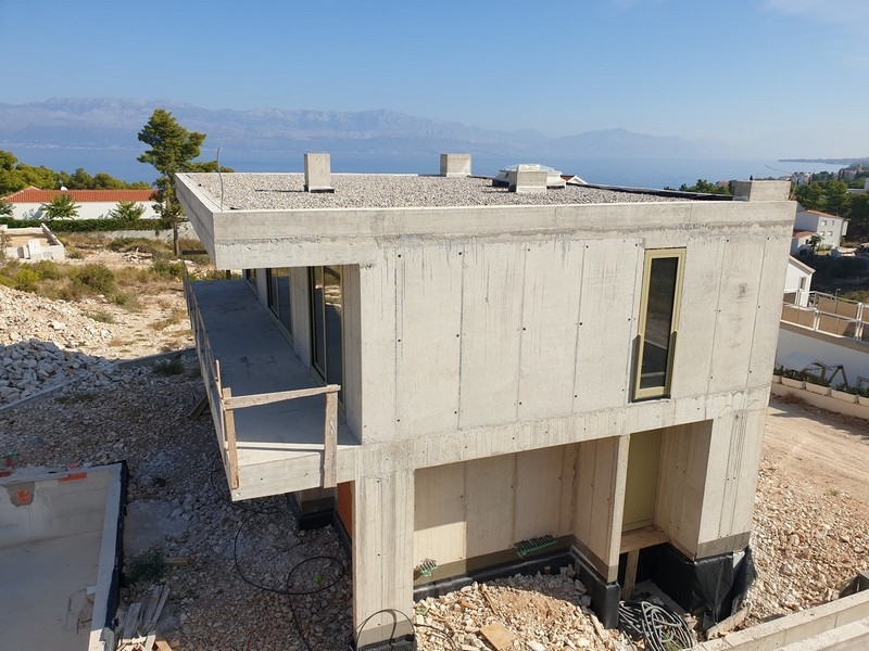 Pohled shora na staveniště moderní vily na prodej na ostrově Brač v Chorvatsku.