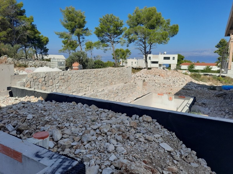 Stavební práce na moderní vile na prodej na ostrově Brač, Chorvatsko, s výhledem na moře.