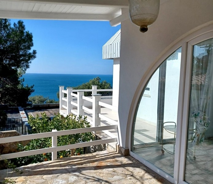 Terasa vily na prodej s výhledem na Jaderské moře na ostrově Cres, Chorvatsko, s bílým zábradlím a stromy
