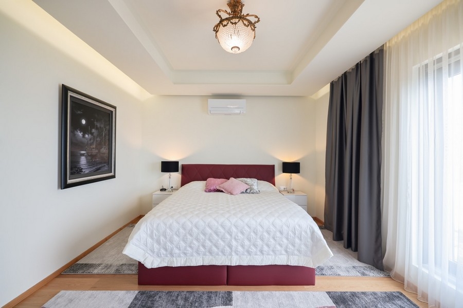 Ložnice ve vile na prodej na ostrově Ugljan v Chorvatsku s velkou postelí a elegantním interiérem