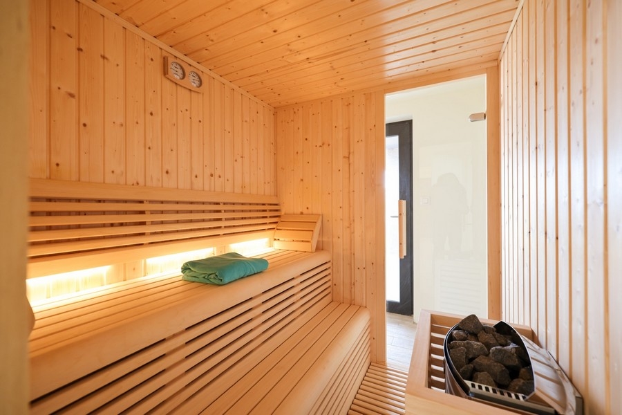 Dřevěná sauna uvnitř vily na ostrově Ugljan v Chorvatsku, připravená pro relaxaci a wellness
