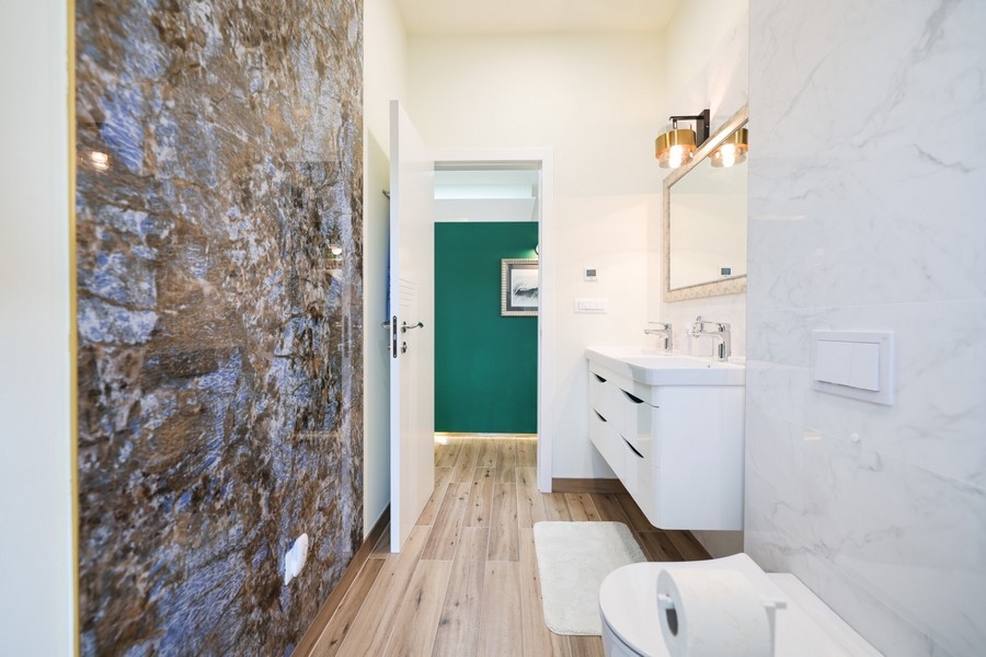 Moderní koupelna s mramorovými akcenty ve vile na prodej v Ugljanu, Chorvatsko, s výhledem na chodbu