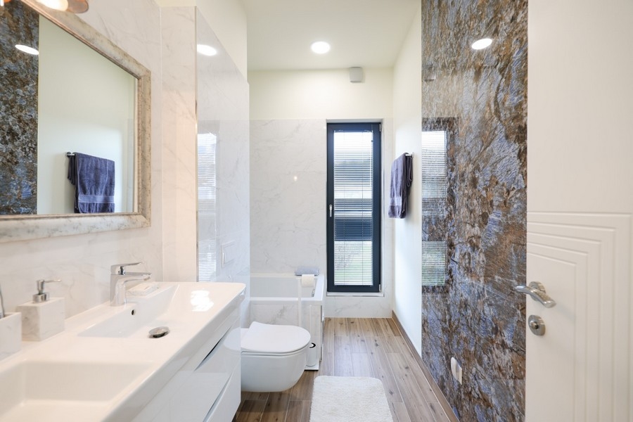 Prostorná a světlá koupelna s dvojitými umyvadly v luxusní vile na ostrově Ugljan v Chorvatsku