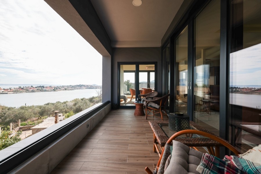 Krytá terasa vily na prodej na Ugljanu s pohodlným posezením a panoramatickým výhledem na Jaderské moře.