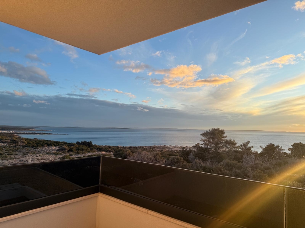 Pokročilá stavba moderní vily v chorvatské Novalji s výhledem do exteriéru a otevřenými obytnými prostory