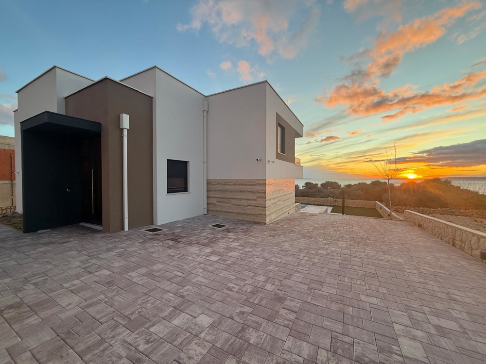 Vstupní prostor moderní vily ve výstavbě na prodej v chorvatské Novalji s výhledem na okolní krajinu