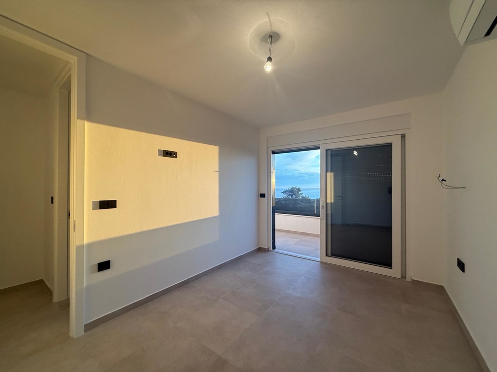 Ložnice a výhled na terasu.