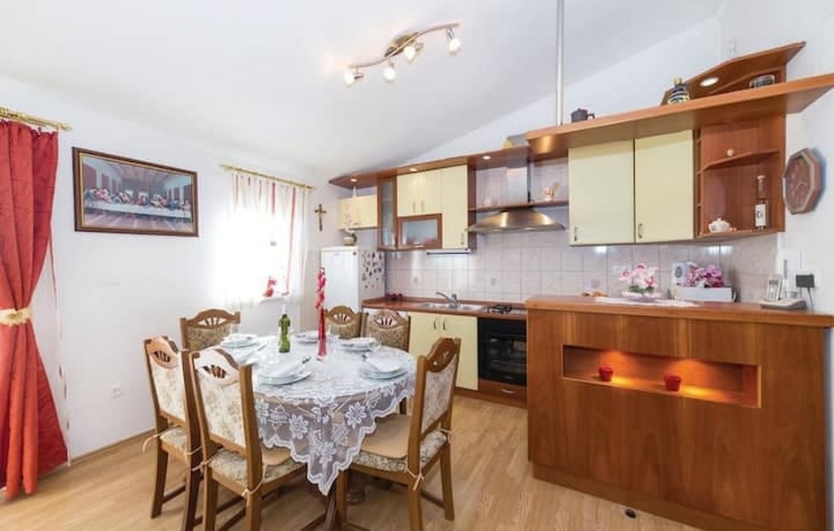 Vnitřní pohled na kuchyň s jídelním stolem v činžovním domě v Kaštel Lukšić, Chorvatsko