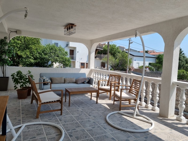 Krytá venkovní terasa s posezením v činžovním domě na prodej v Karlobagu, Chorvatsko.