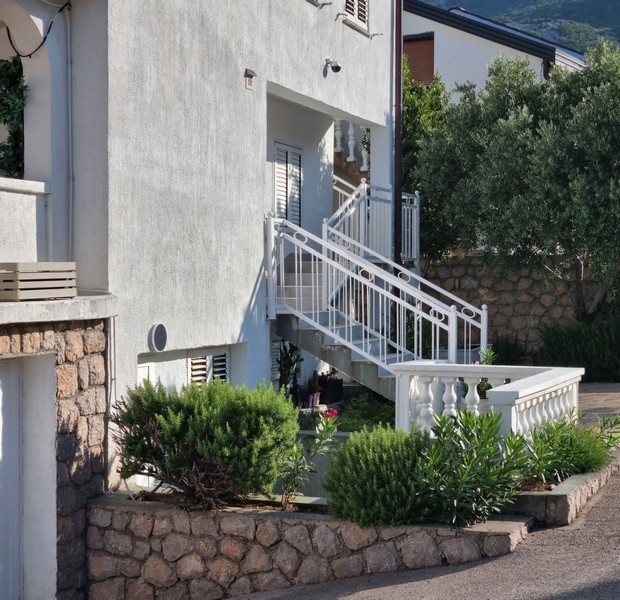 Vstupní prostor se schodištěm do činžovního domu v první řadě k moři v Karlobagu v Chorvatsku, který je na prodej.