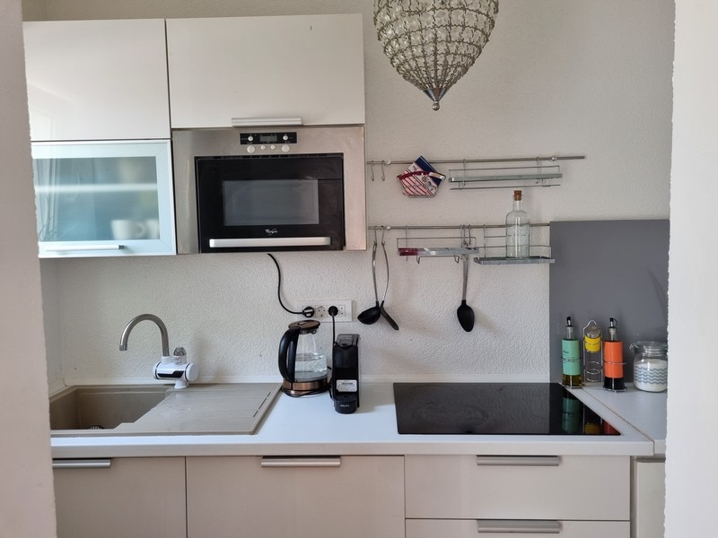 Moderní kuchyně v interiéru činžovního domu v Karlobagu v Chorvatsku s kuchyňskými spotřebiči a pracovními plochami.