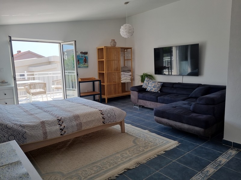 Prostorná ložnice se vstupem na terasu v činžovním domě na prodej v Karlobagu, Chorvatsko