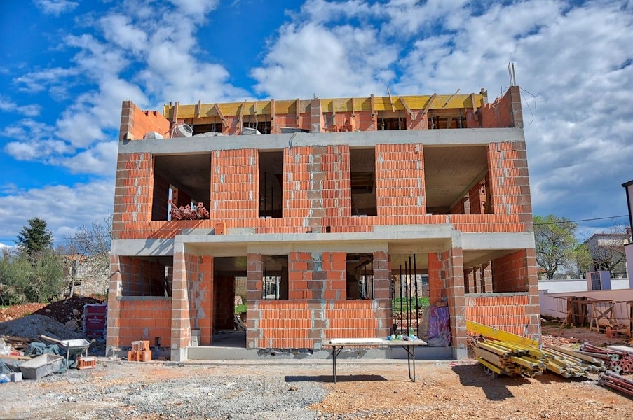 Plášť dvojdomu, boční pohled, při výstavbě