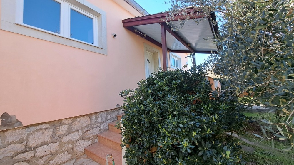 Před domem s verandou a středomořskými rostlinami, přímořská nemovitost v Chorvatsku
